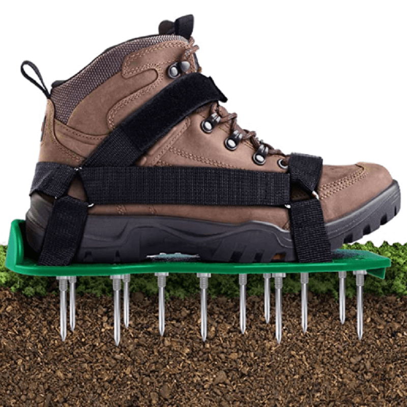👟 50% OFF NOW! 🌿 Lawn Aerator Shoes with 26 Spikes – Adjustable Straps, Effectively Aerates Lawn Soil & Comfortable Fit 🏡
