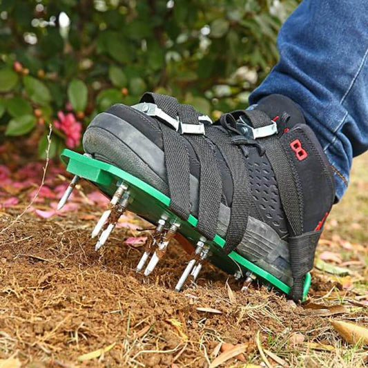 👟 50% OFF NOW! 🌿 Lawn Aerator Shoes with 26 Spikes – Adjustable Straps, Effectively Aerates Lawn Soil & Comfortable Fit 🏡
